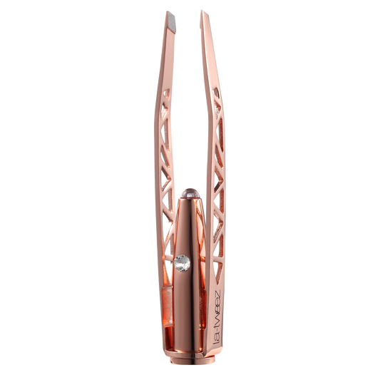 As the ORIGINAL inventors of the illuminating tweezers, nobody does it better than La-tweez! The patented LED light is a signature of La-tweez products proving you with the necessary light to tweeze anywhere and everywhere! See the range at latweez.co.uk including this version in ROSE GOLD from https://alida.co.uk/collections/la-tweez